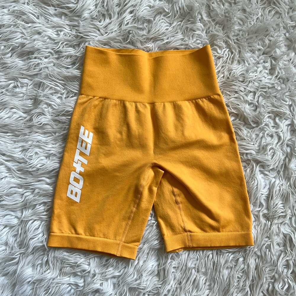 BO+TEE SCRUNCH BIKER SHORTS